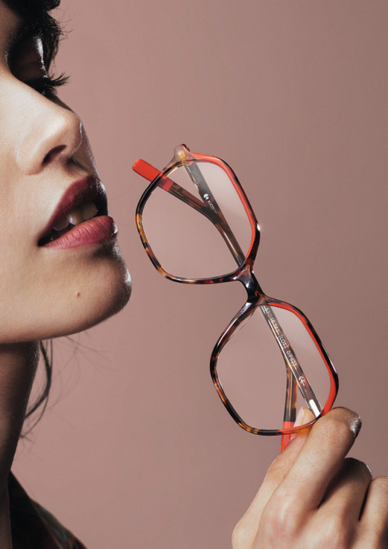 Detailaufnahme tortoise Brillenfassung rot - hochwetige verarbeitung und modernes Design